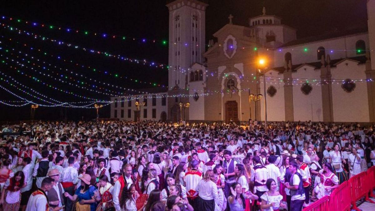 Panoramic view of the Dance of Magicians and Fishermen held on Saturday night in Candelaria. | | DE Panoramic view of the Dance of Magicians and Fishermen held on Saturday night in Candelaria. | | DE