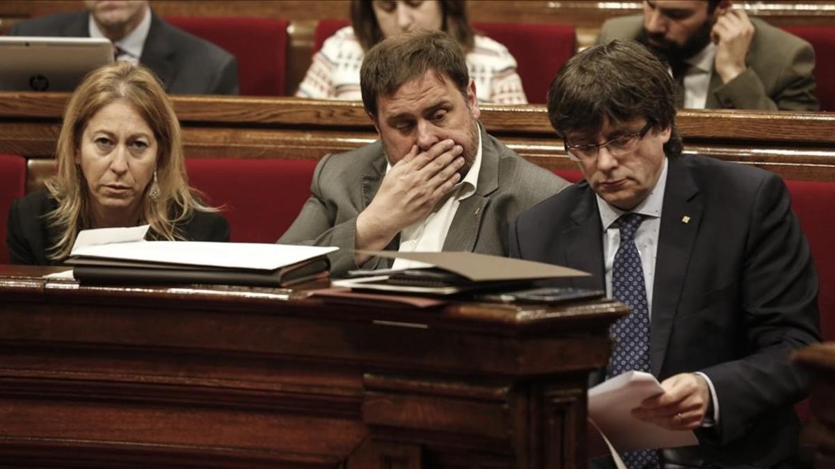 Neus Munté, Oriol Junqueras y Carles Puigdemont, en el Parlament.