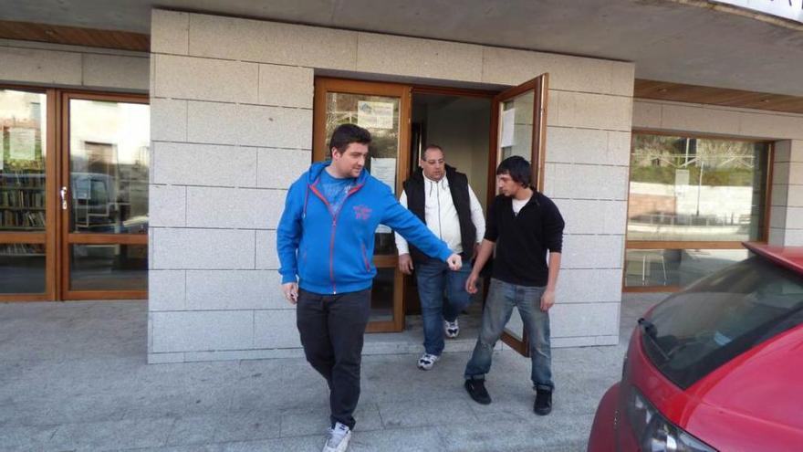 Jesús Fernández, José Antonio Moreira y Álvaro García, ayer, abandonando el Ayuntamiento.