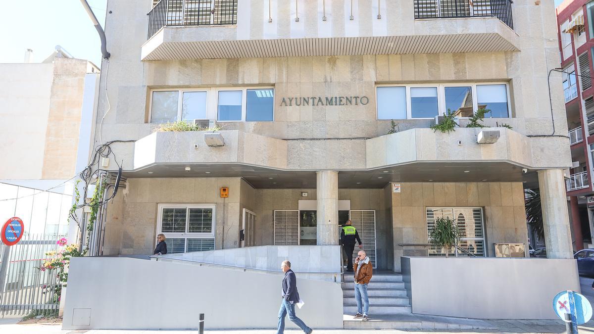 Acceso principal al Ayuntamiento de Torrevieja en una imagen de archivo