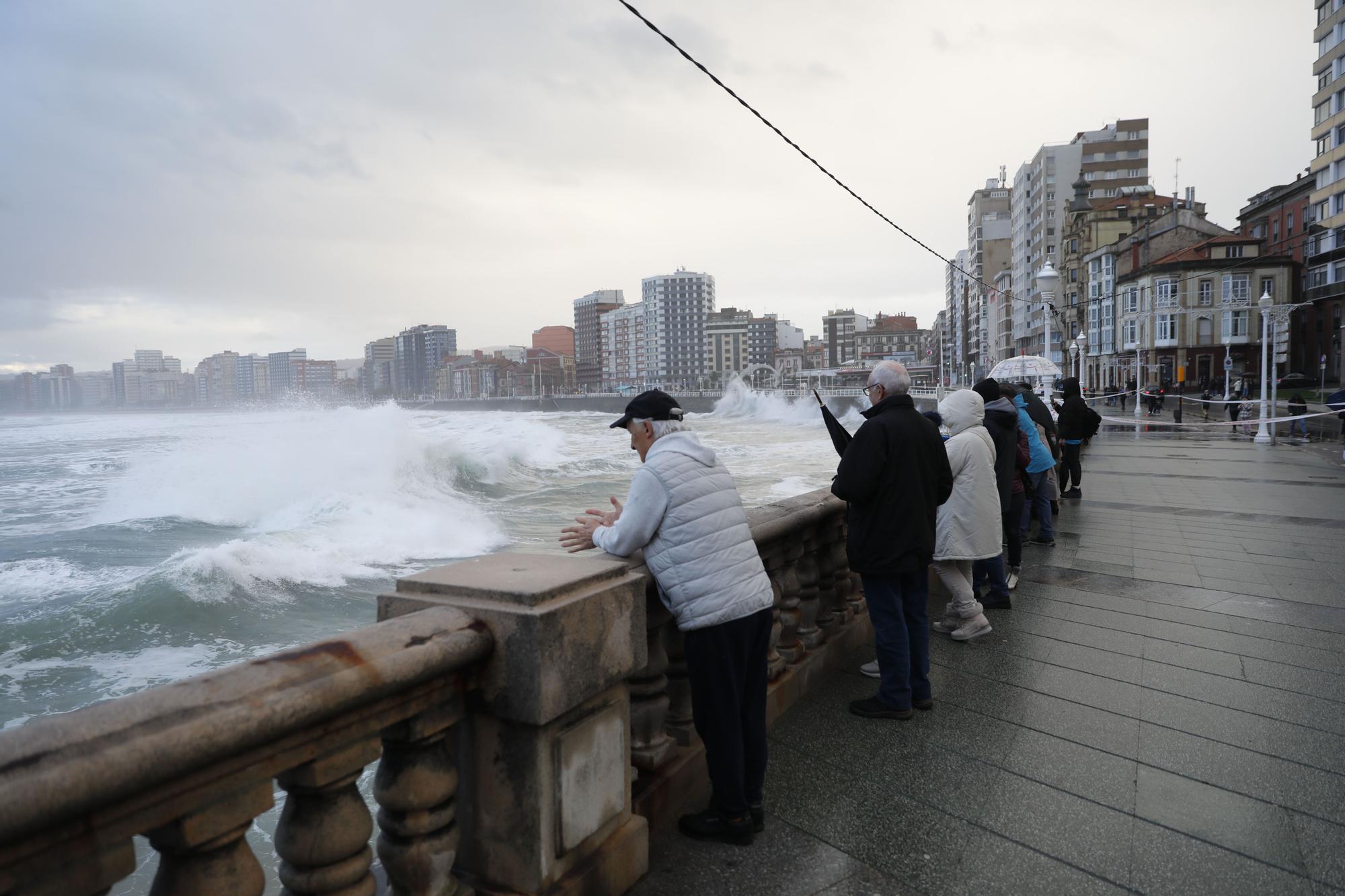 Termporal de oleaje en Asturias, así batían las olas en el muro de San Lorenzo en Gijón