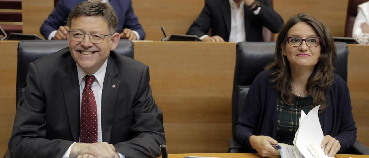 El presidente de la Generalitat y la vicepresidenta Mónica Oltra, durante una sesión de las Cortes Valencianas de hace unos meses.