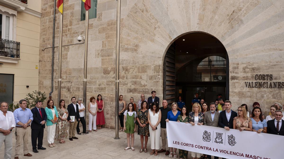 Concentración en las Cortes Valencianas contra la violencia machista, con los representantes de Vox, a la izquierda, apartados