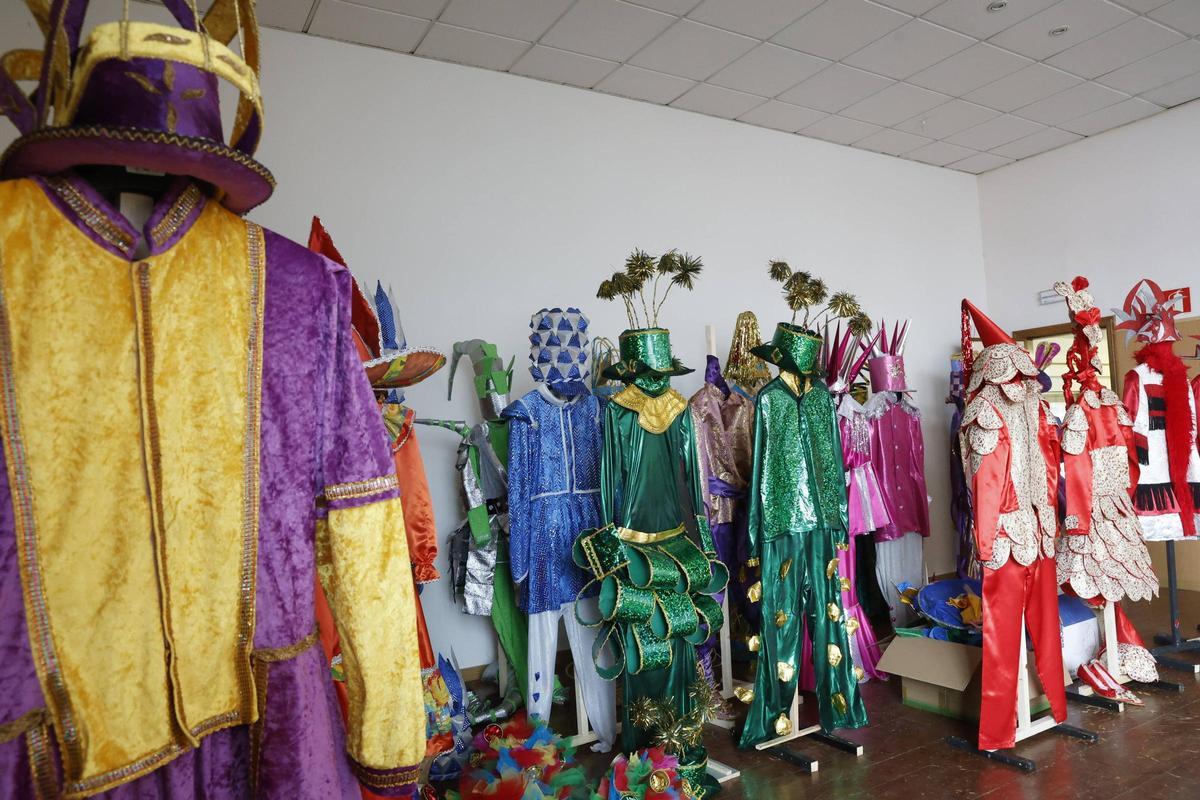 Los preparativos de la exposición de la charanga gijonesa "Los Restallones" por sus 25 años, en imágenes