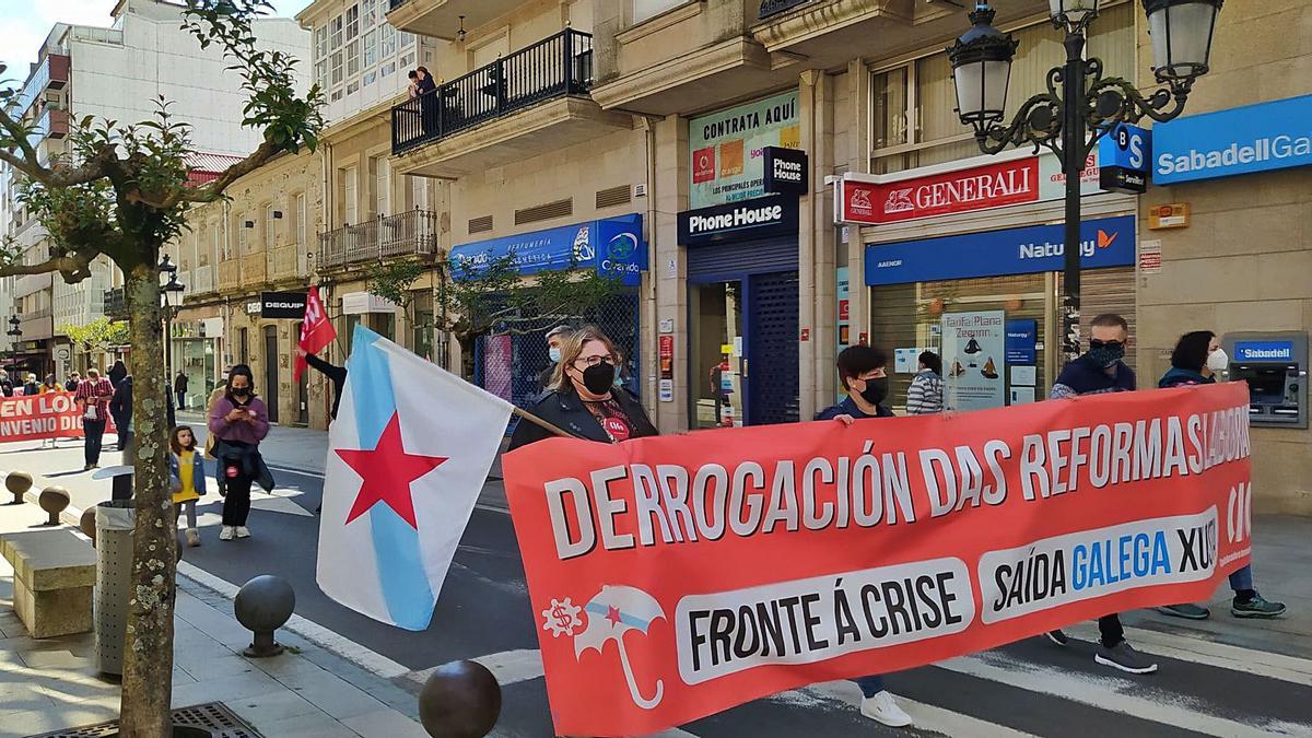 Los manifestantes recorrieron la zona más céntrica de A Estrada con medidas de separación. |   // LF