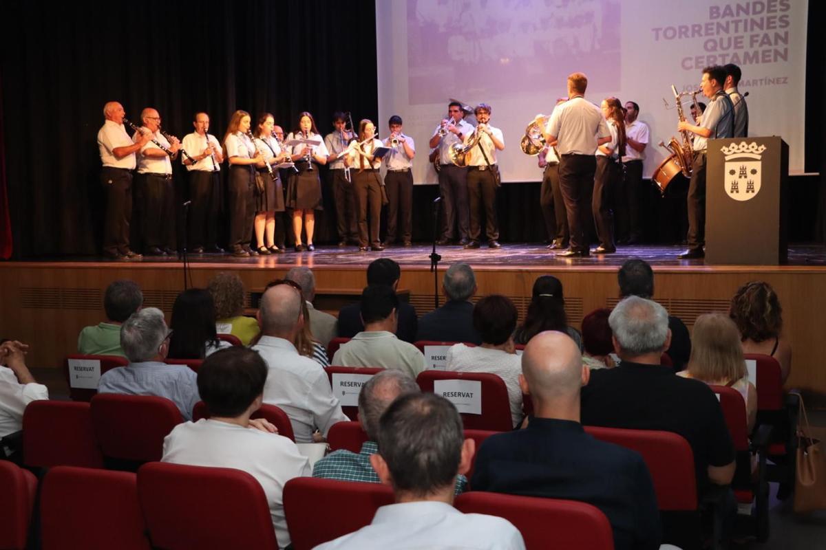 Actuación de la Banda Municipal de Torrent durante la presentación.