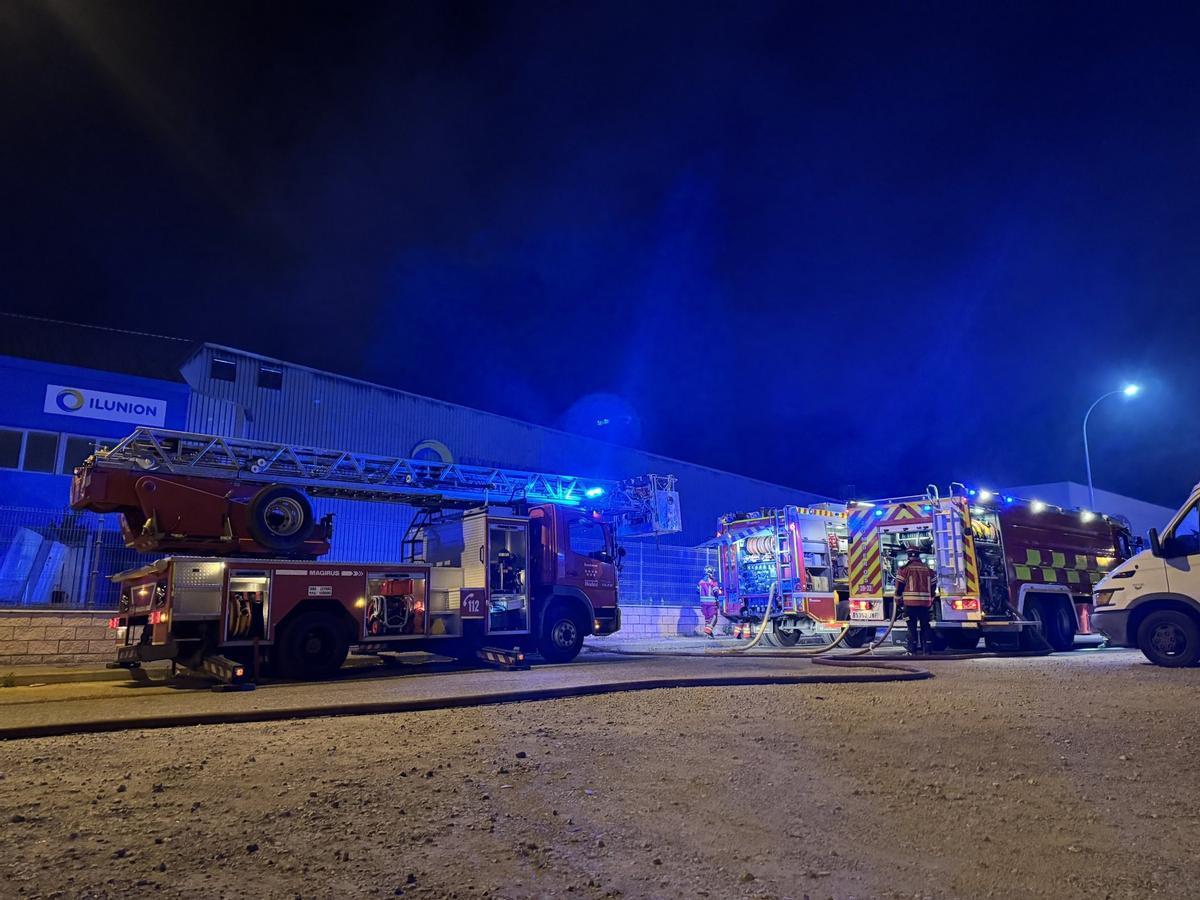 Bomberos trabajan en la extinción de un incendio en una reciclaje de electrodomésticos en Campo Real