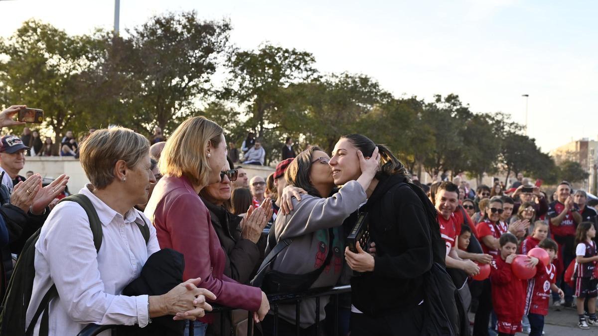 En imágenes | Así ha sido el cálido recibimiento de la afición del Casademont Zaragoza a su llegada al Príncipe Felipe