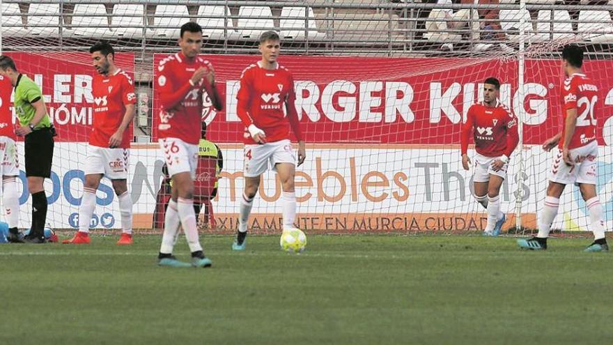 Rostros de decepción tras encajar el gol que dio la victoria al Talavera en  Nueva Condomina.