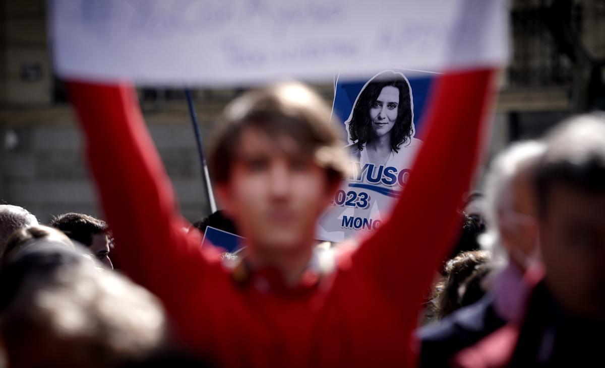 Miles de manifestantes cortan la calle Génova al grito de “Casado dimisión”