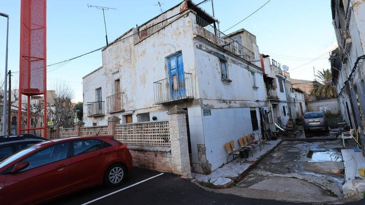 El pleno de este lunes ha dado luz verde a activar la expropiación de las casas existentes junto a la estación de trenes para avanzar en el plan de integración de la vía del ferrocarril en la ciudad.