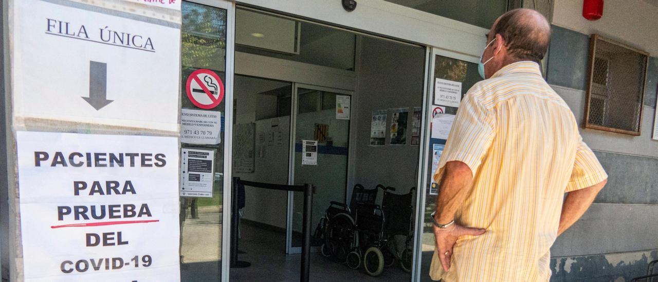 Un ciudadano aguarda su turno frente al centro de salud de Son Gotleu