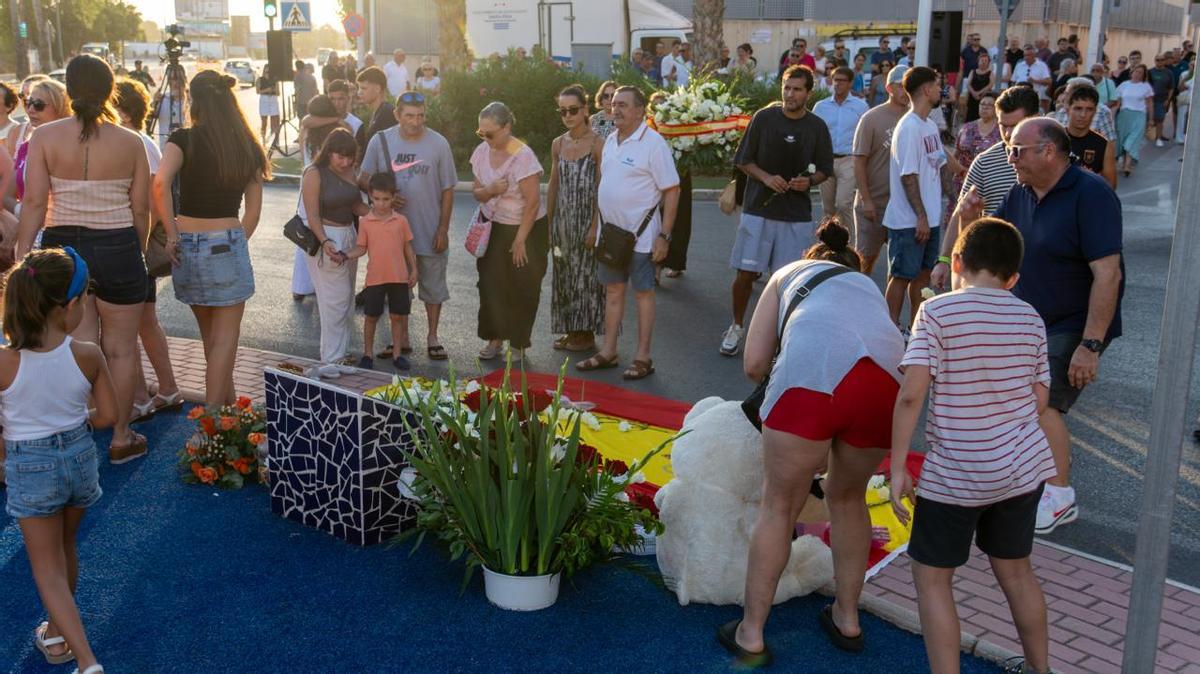 Santa Pola clama contra el terrorismo en el 24 aniversario del atentado contra la casa cuartel