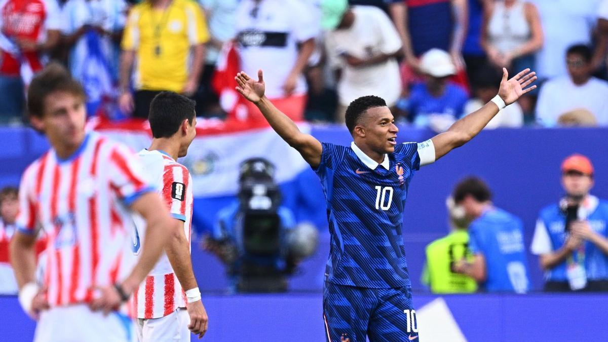 04 July 2026, US, Philadelphia: France's Kylian Mbappé (2nd L) celebrates scoring the opening goal with Ousmane Dembélé (R), Jules Koundé (2nd L), and Adrien Rabiot during the 2026 FIFA World Cup Round of 16 knockout match between Paraguay and France at Philadelphia Stadium. Photo: Tom Weller/dpa. PLEASE NOTE: In accordance with FIFA regulations, these images may be used exclusively for editorial purposes. Commercial use is prohibited. Furthermore, no video-like sequences may be created, and no alterations may be made to the image, either in the foreground or the background.