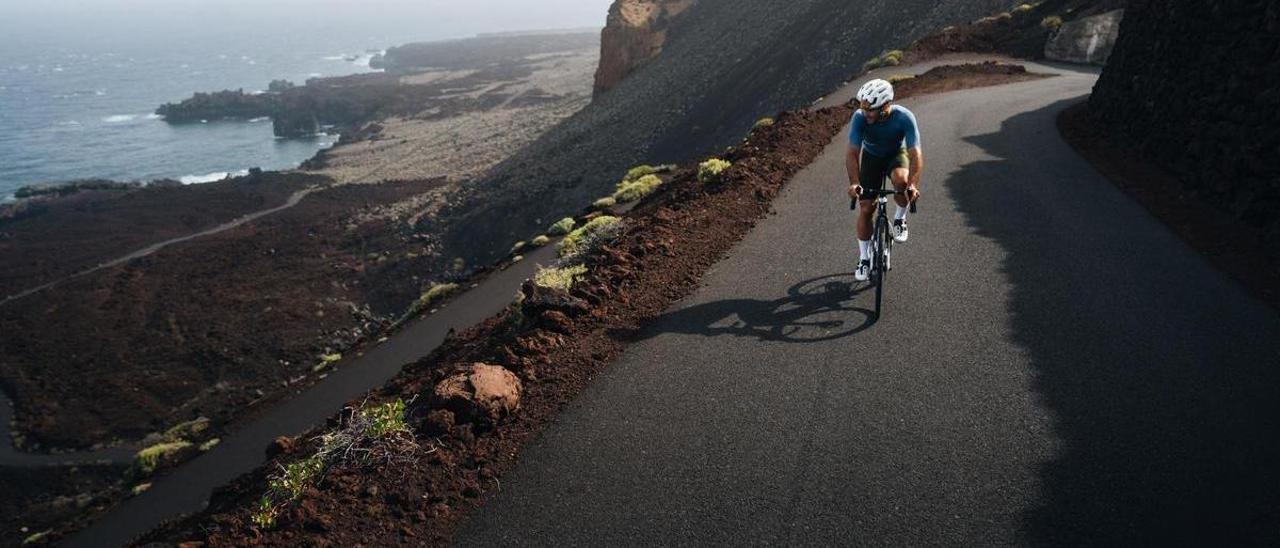 El ciclista, Pol Tarrés, en una de las rutas por El Hierro dentro del proyecto ‘8Islands Cycling Challenge’.