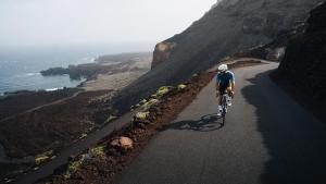 El ciclista, Pol Tarrés, en una de las rutas por El Hierro dentro del proyecto ‘8Islands Cycling Challenge’.