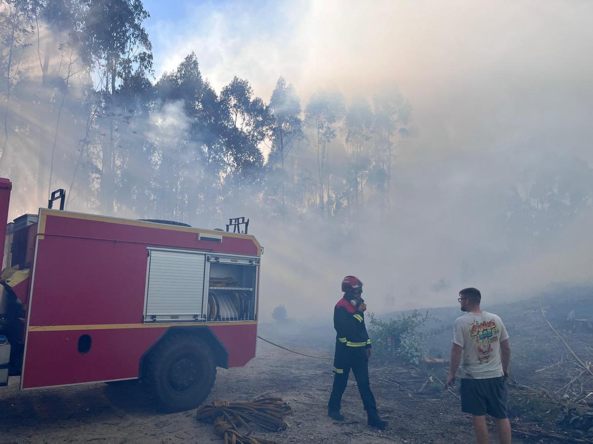 Vista de agentes durante las labores de extinción del incendio de Coirós.