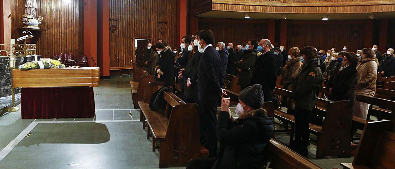 Asistentes al funeral celebrado ayer en la parroquia del Corazón de María de Oviedo. | Julián Rus