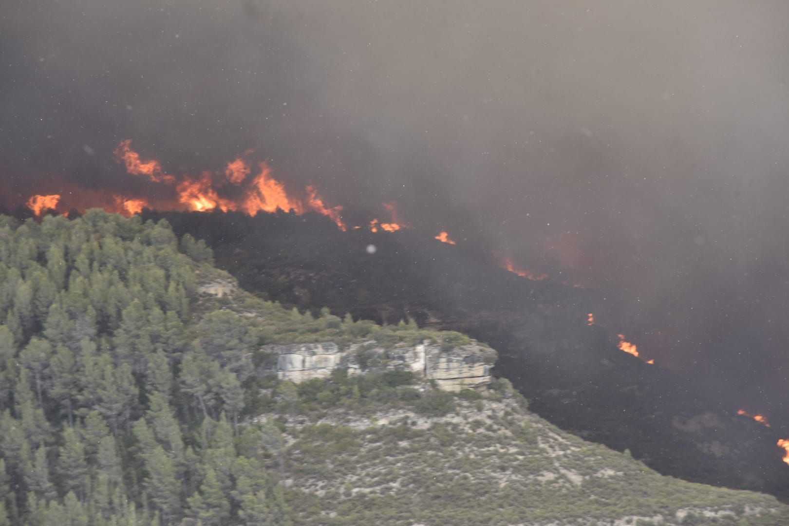 Imatge del foc que crema al Pont de Vilomara