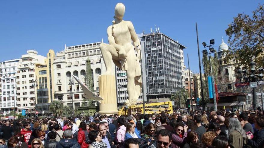 Unos jóvenes se hacen una foto junto a la falla municipal.