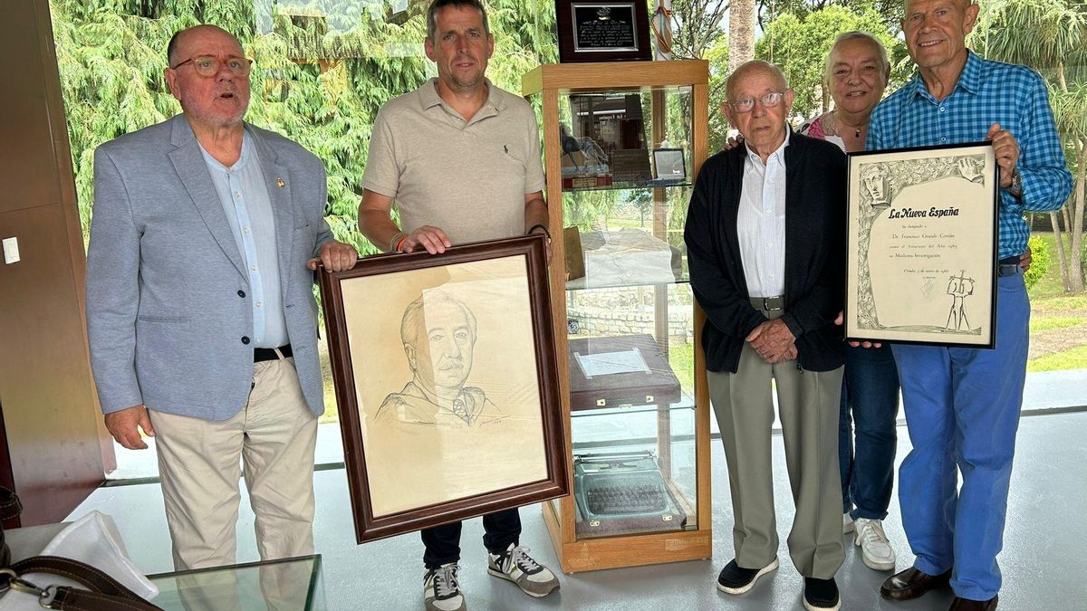 Participantes en la entrega del legado de Grande Covián al Ayuntamiento de Colunga. Por la izquierda, Carlos Guardado, José Ángel Toyos, Eutimi Busta, Pepa Sanz y Juan José Murillo.