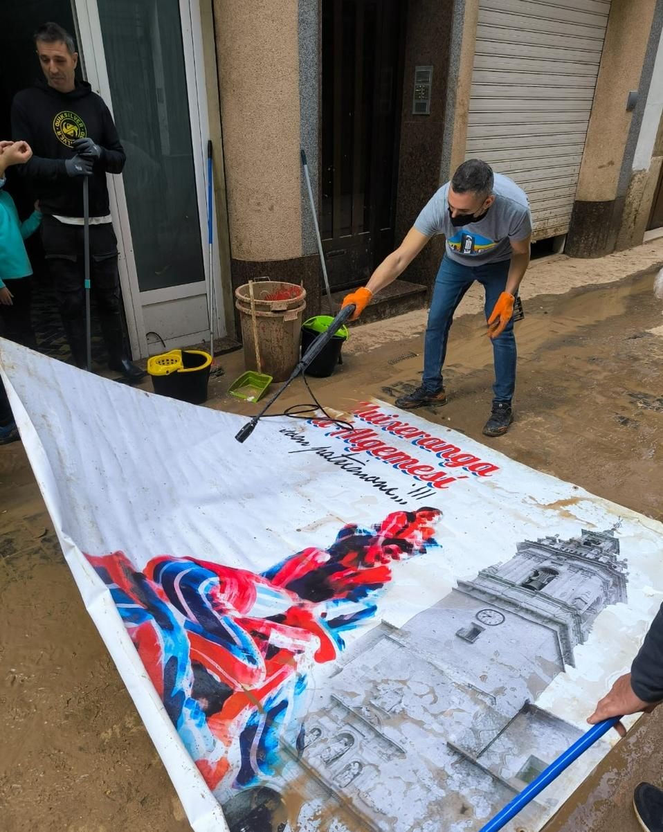 Trabajos de limpieza en la sede de la Muixeranga.