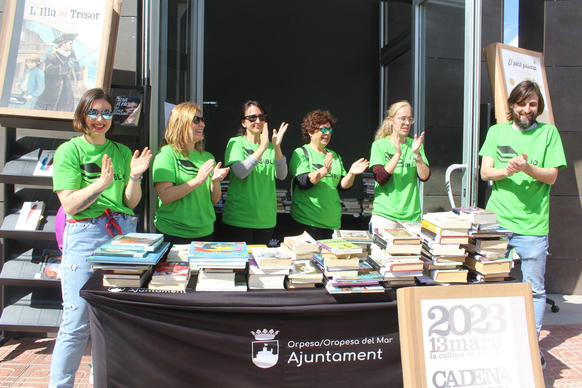 Cadena humana en Orpesa para trasladar libros a la nueva biblioteca