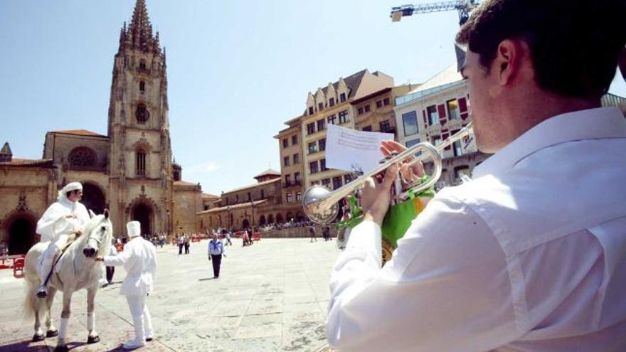 El heraldo de La Balesquida, leyendo el anuncio de la festividad del Martes de Campo, ayer, en la plaza del Ayuntamiento. / miki lópez