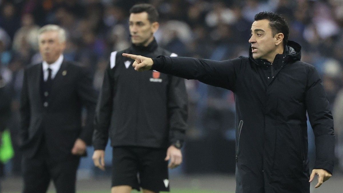 Xavi Hernández, dando indicaciones durante la final de la Supercopa de España