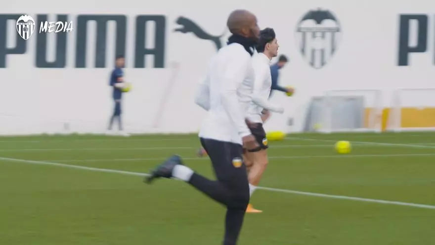 La plantilla del Valencia CF vuelve al trabajo guardando un minuto de silencio por Fernando Martín y sus hijos