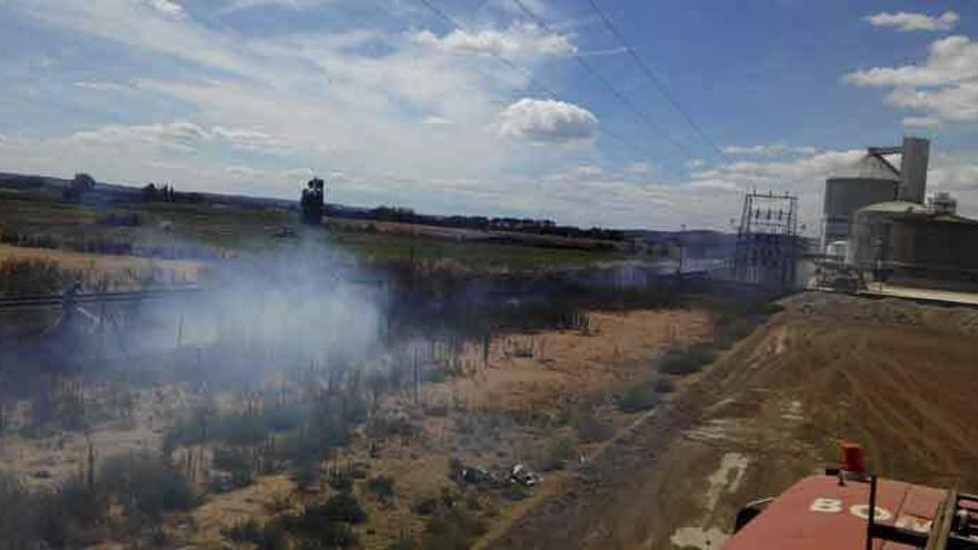Los bomberos sofocan un incendio en la Azucarera