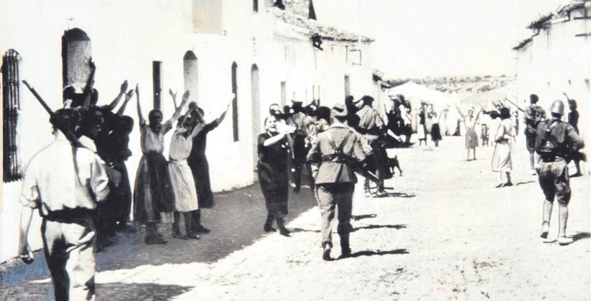 Mujeres suplicando a los soldados rebeldes por la vida de sus familiares prisioneros, en Constantina (Sevilla).