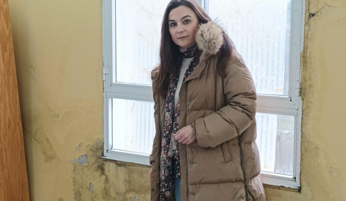 Sabela Fole, en un local lleno de humedades, en Vilariño.