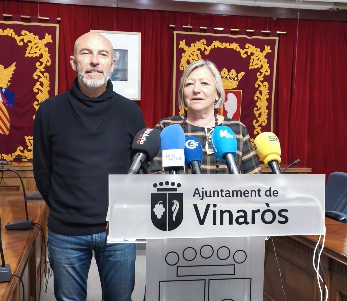 La alcaldesa de Vinaròs, Maria Dolores Miralles; y el concejal de Deportes, Luis Adell, han comparecido este lunes en rueda de prensa.