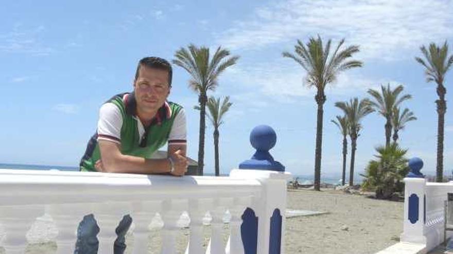 El nuevo alcalde torroxeño, Óscar Medina, posa en el paseo marítimo de El Morche y junto a la playa del mismo nombre.