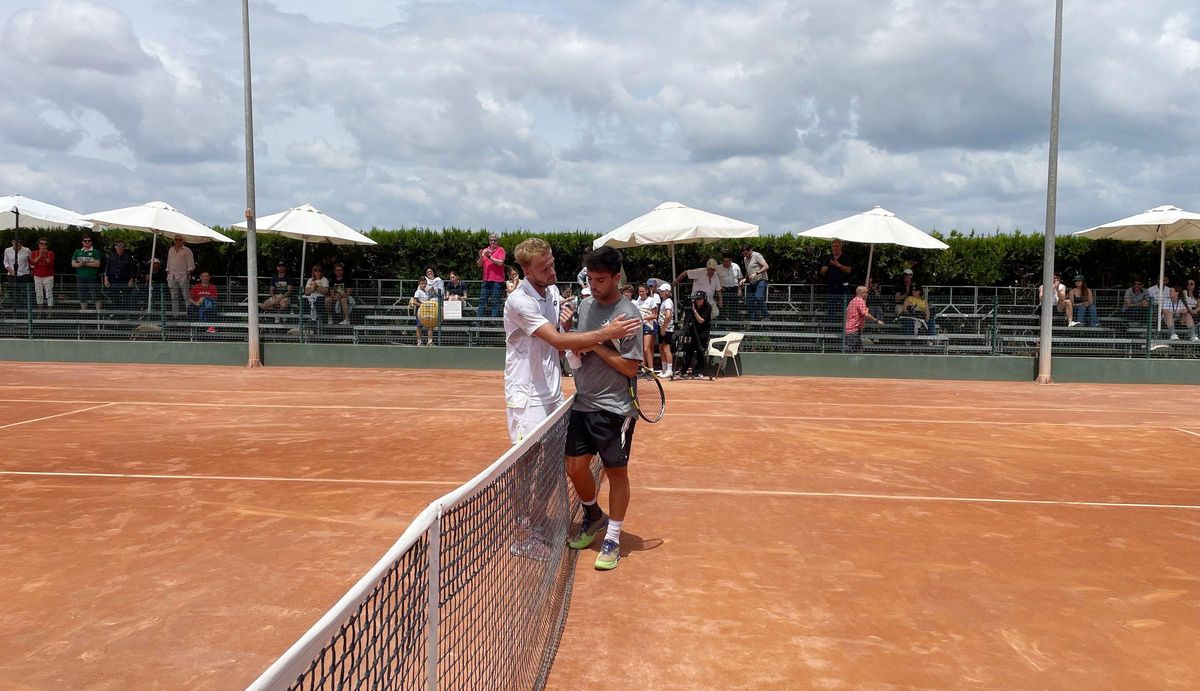 Los finalistas se saludan en las pistas del Real Aero Club.