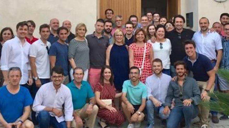 Bonig, en el centro, posando con los participantes en el encuentro de NNGG en Bellús.