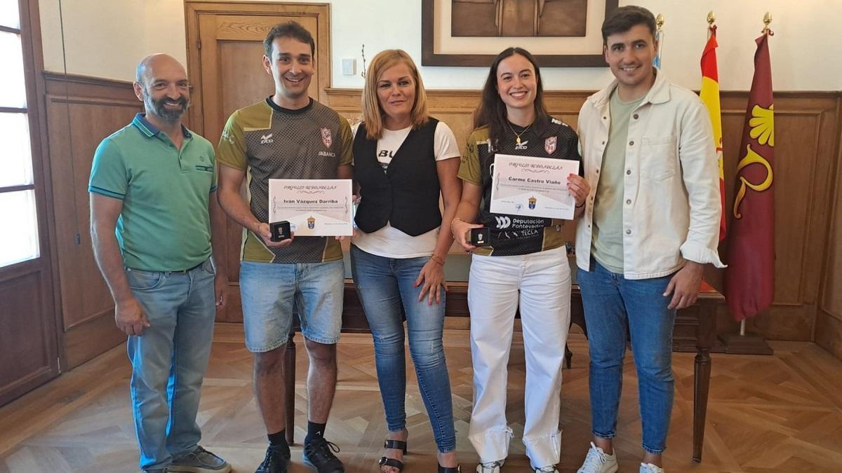 Carme Castro e Iván Vázquez con sus distintivos, con la alcaldesa Digna Rivas, y los concejales Antonio Cabaleiro (dcha.) y Xoán Carlos González (izq.).