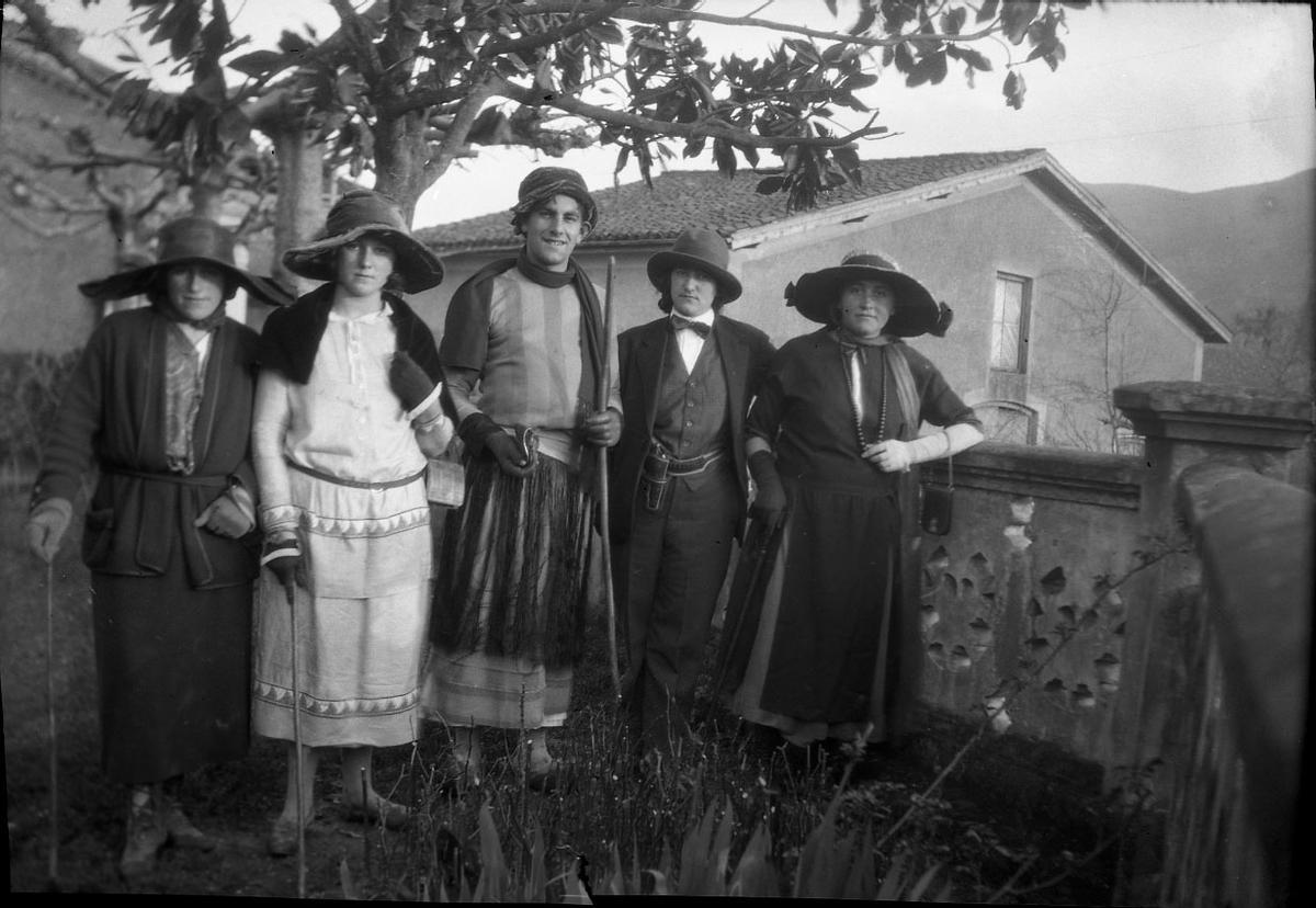 Los disfraces que lucen estos cinco jóvenes son prendas y complementos en desuso pertenecientes a sus familiares. Fotografía realizada por Miguel Rojo Borbolla. Año h. 1920. Muséu del Pueblu d'Asturies.