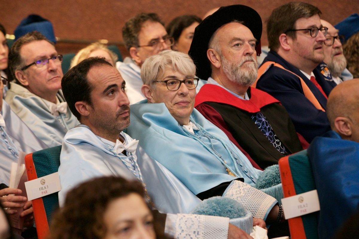 El prestigioso sociolingüista Peter Trudgill, investido doctor honoris causa en la UMU