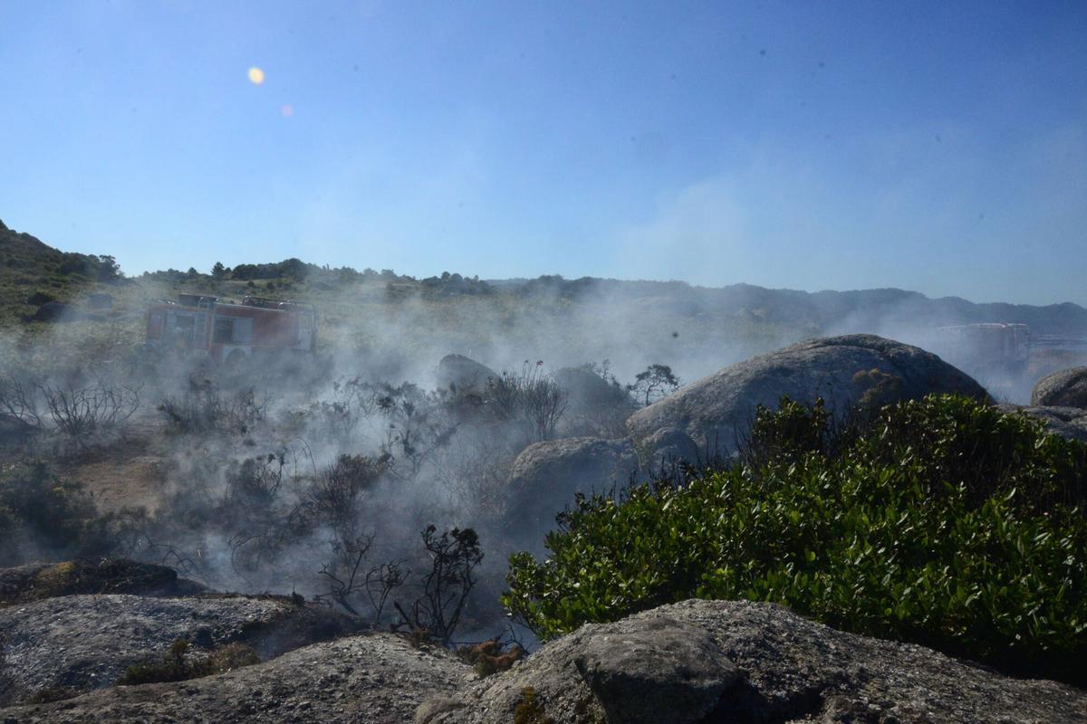 El primer incendio forestal del verano en O Morrazo quemó 3.500 metros cuadrados de monte raso en Cabo Udra, dentro de los terrenos de la Comunidade de Montes en Man Común de Beluso (Bueu). El primer incendio forestal del verano en O Morrazo quemó 3.500 metros cuadrados de monte raso en Cabo Udra, dentro de los terrenos de la Comunidade de Montes en Man Común de Beluso (Bueu).