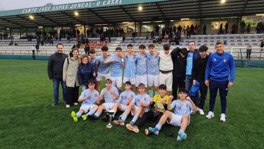 Equipo cadete del Moaña que se adjudicó el torneo ganando en la final al Beluso.