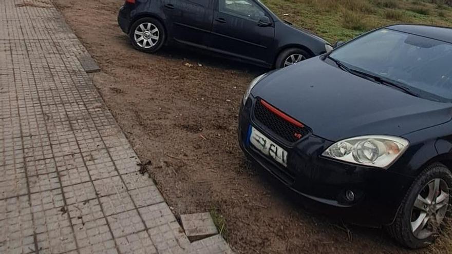 Queixes de l'Associació de Veïns de la Sagrada Família pels cotxes que aparquen en un solar i malmeten la vorera