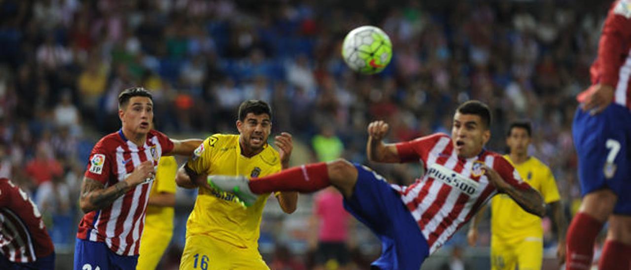 Aythami, entre Correa y Giménez, busca el remate en la jugada que acabó con el balón en el palo.