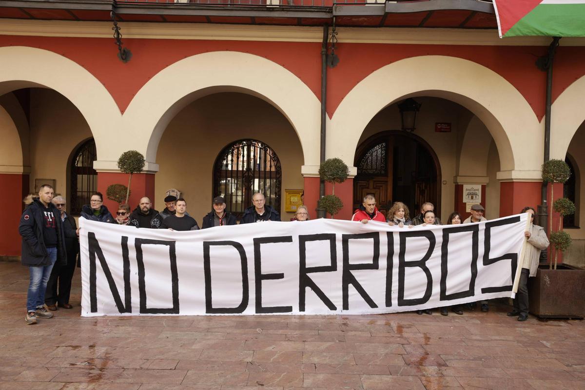 Vecinos del barrio de El Puente, protestando antes de un Pleno en Langreo.