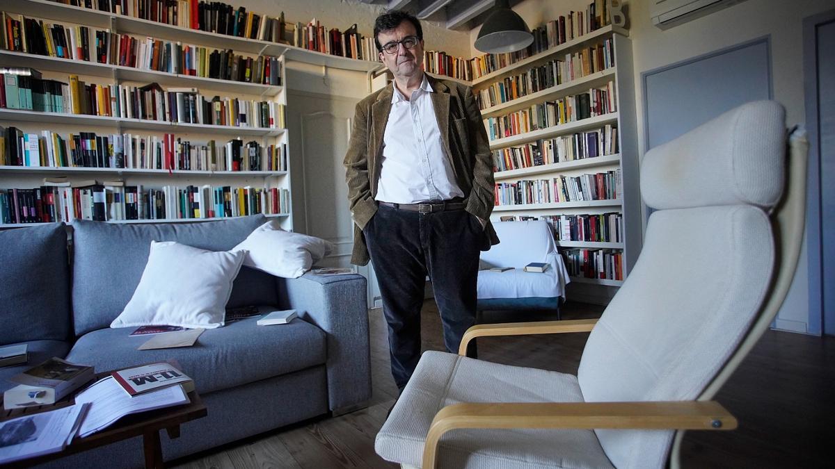 Javier Cercas, a l’estudi de casa seva, entapissat completament de llibres.