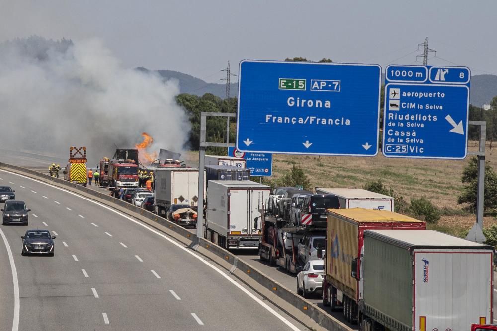 Tallen l'AP-7 a Vilobí per l'incendi d'un camió