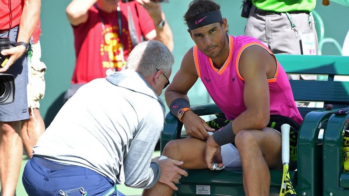 Nadal recibe atención médica en la rodilla en el torneo de Indian Wells.