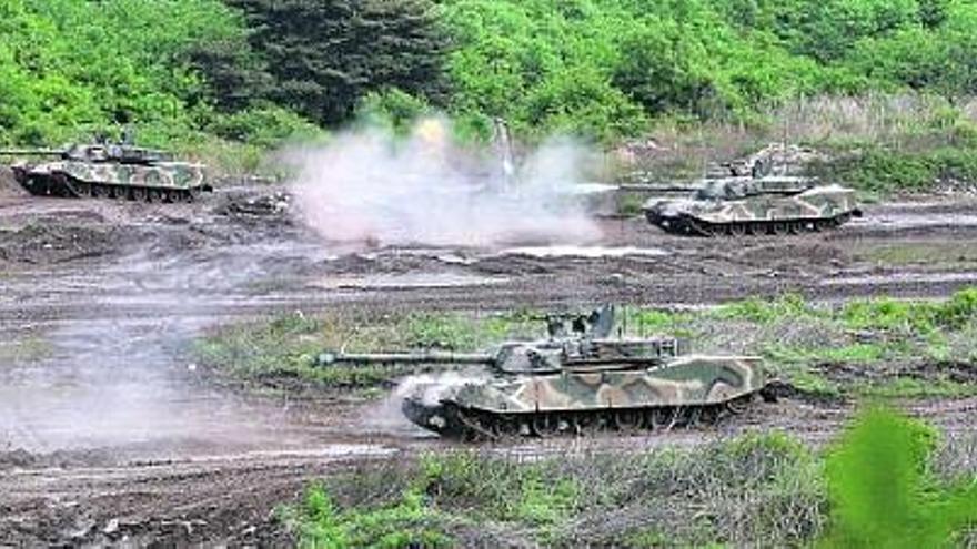 Tanques surcoreanos, durante unas maniobras con fuego real efectuadas ayer en Yeoncheon, cerca de la zona desmilitarizada entre el Norte y el Sur.