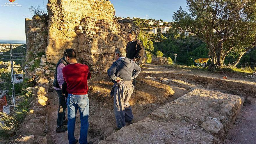 El alcalde, Pablo Puig, de espaldas, junto a los técnicos, en una visita a las obras en el castillo.